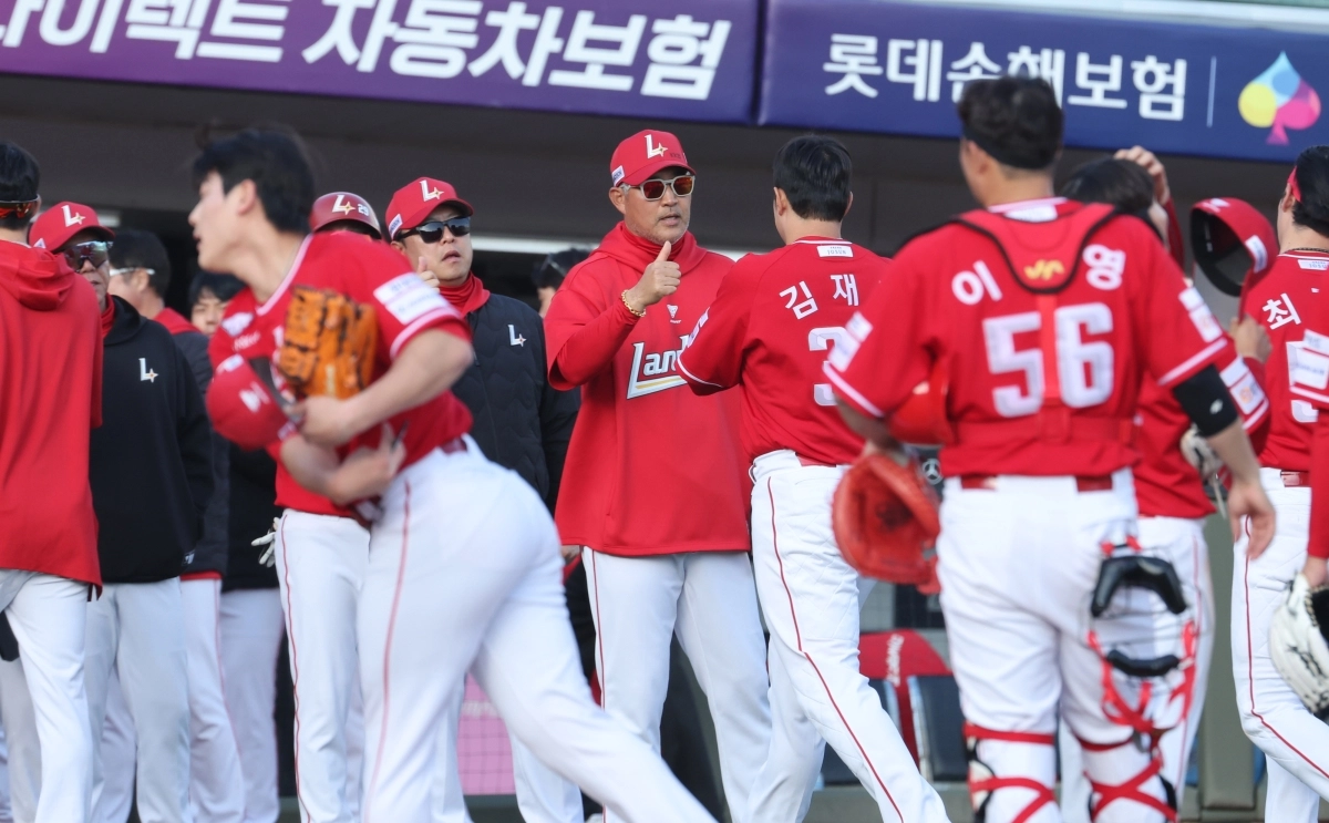 프로야구 SSG 랜더스 선수들이 5일 부산 사직구장에서 열린 2026 프로야구 원정경기에서 롯데 자이언츠를 4-3으로 꺾고 승리한 뒤 기쁨을 나누고 있다. 2026.4.5 부산 연합뉴스