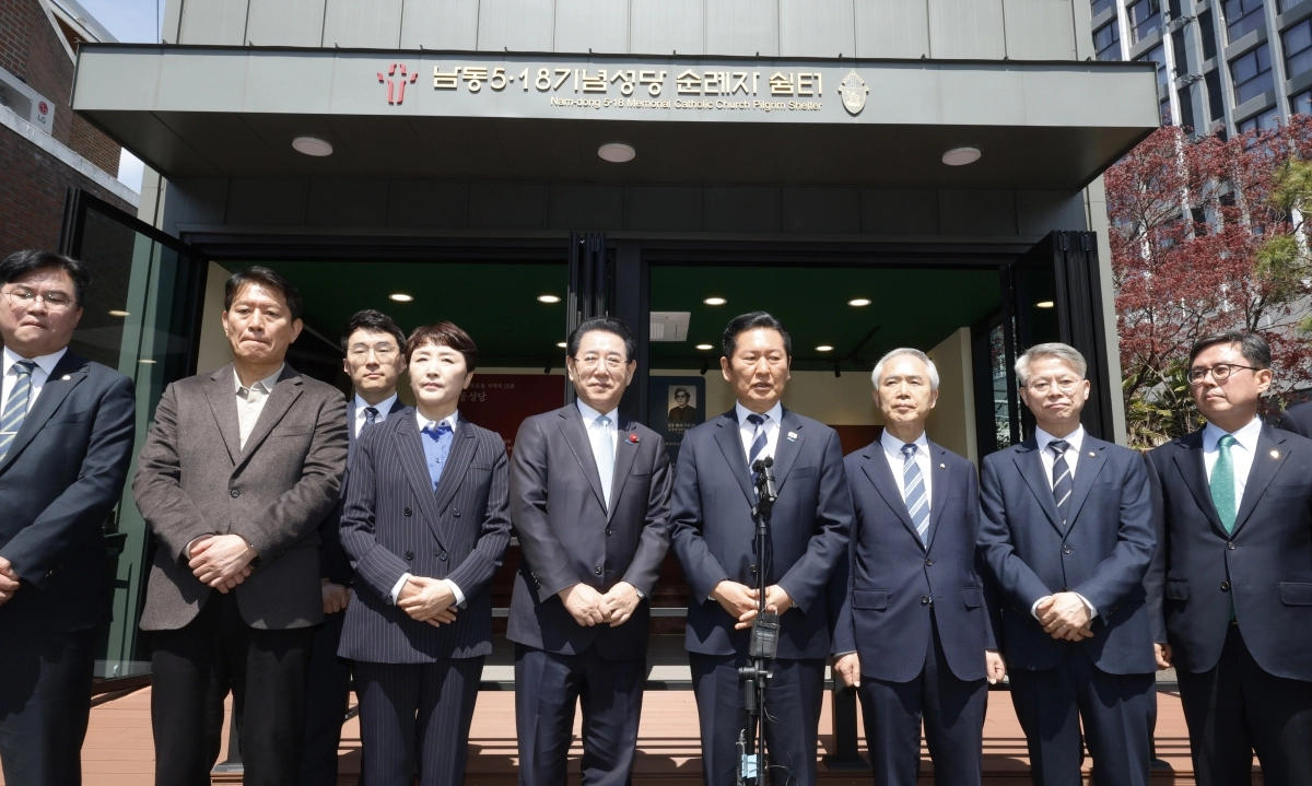 정청래 더불어민주당 대표가 5일 광주 남동 5·18기념성당에서 부활절 미사를 마친 뒤 질의응답을 하고 있다. 왼쪽부터 민주당 정준호·조인철 의원, 김남국 대변인, 전진숙 의원, 김영록 전남지사, 정 대표, 양부남·민형배·안도걸 의원. 광주 뉴스1