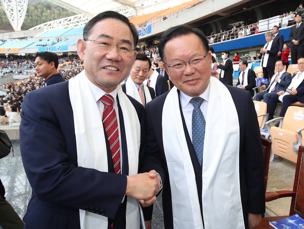 부활절 예배에서 만나 악수하는 김부겸·주호영