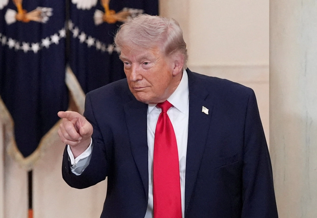 도널드 트럼프 미국 대통령이 1일(현지시간) 백악관에서 이란전쟁 관련 대국민 연설을 마친 뒤 손짓하고 있다. 2026.4.1 워싱턴 로이터 연합뉴스