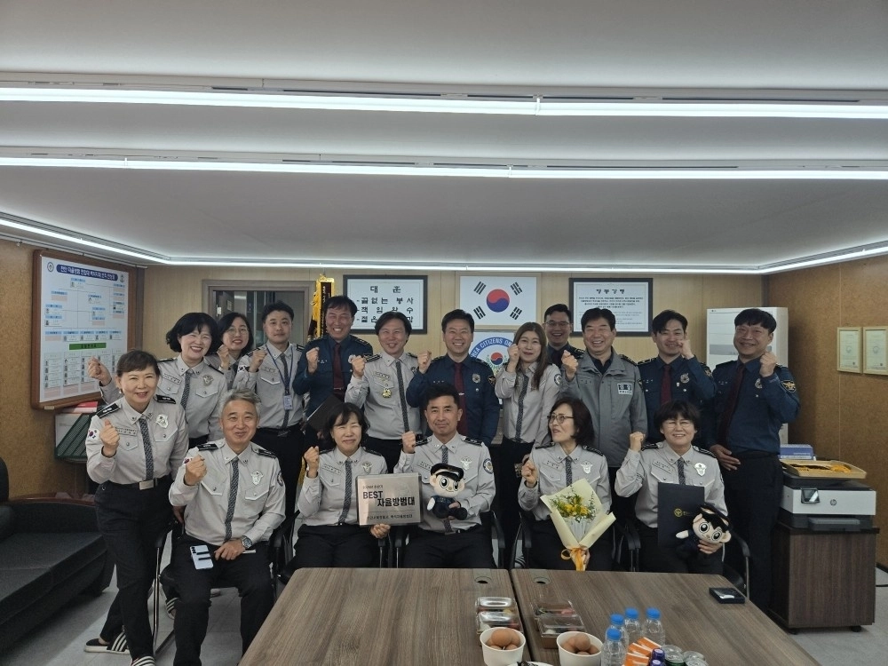 ‘2025년 하반기 베스트 자율방범대’로 선정된 천안서북경찰서 백석자율방범대 대원들이 기념 사진을 촬영하고 있다. 백석자율방범대 제공