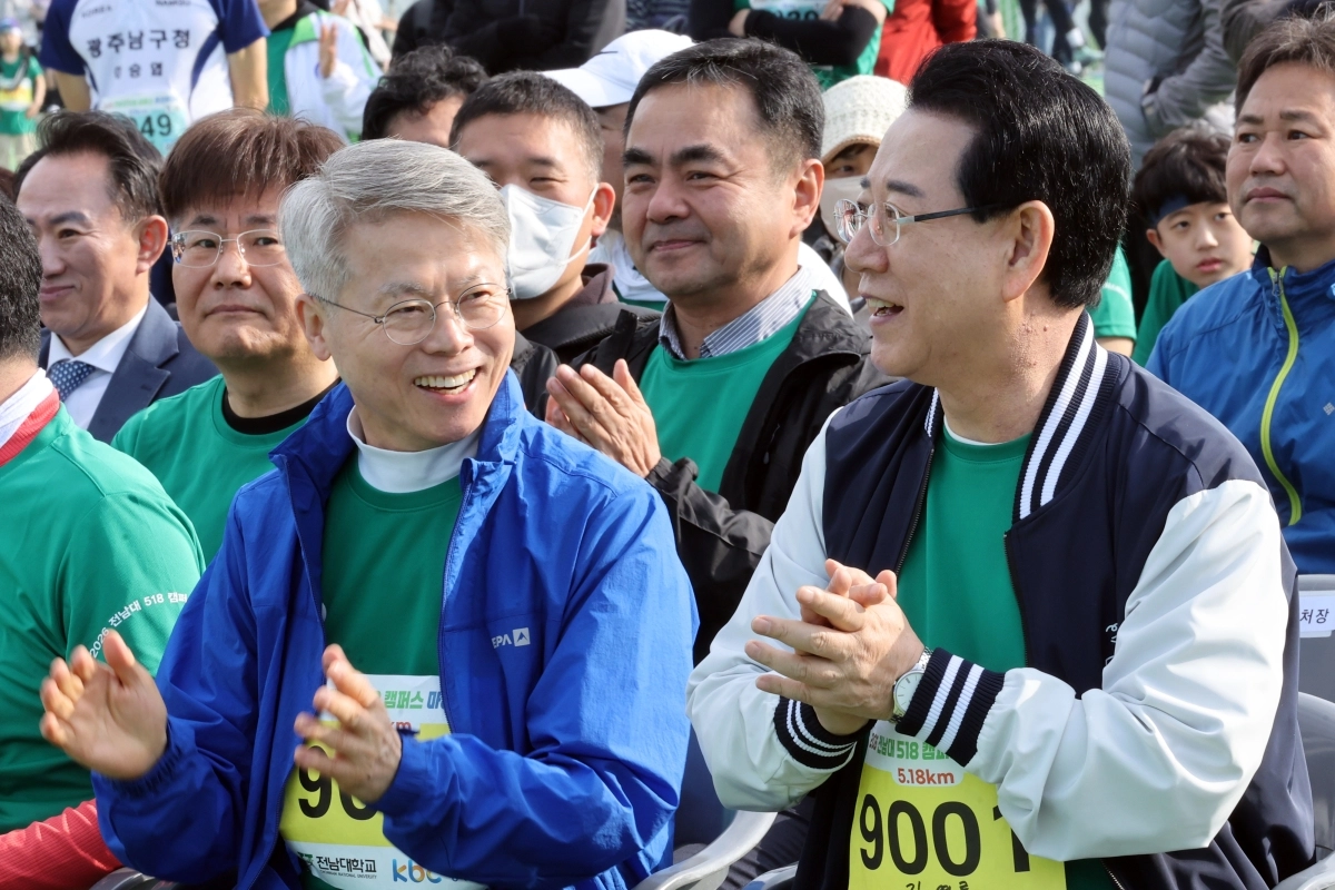 5일 광주 북구 전남대학교 종합운동장에서 열린 5·18 마라톤대회에서 민형배(왼쪽), 김영록 전남광주통합시장 예비후보가 참석해 박수를 치고 있다. 2026.4.5 연합뉴스