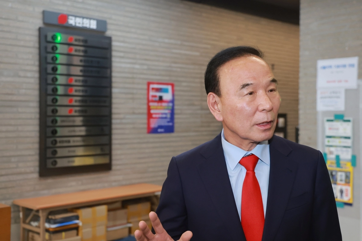 국민의힘 공관위 회의 참석하며 취재진 만난 박덕흠 위원장