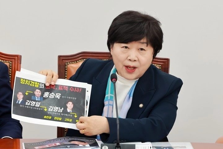 국회 윤석열 정권 정치검찰 조작기소 의혹 사건 진상규명 국정조사특별위원장인 더불어민주당 서영교 의원이 5일 국회에서 특위 관련 기자간담회를 하고 있다. 연합뉴스