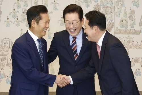 이재명 대통령이 8일 용산 대통령실에서 여야 지도부 오찬 회동에 참석한 더불어민주당 정청래 대표와 국민의힘 장동혁 대표가 악수하는 모습을 보고 있다. 연합뉴스
