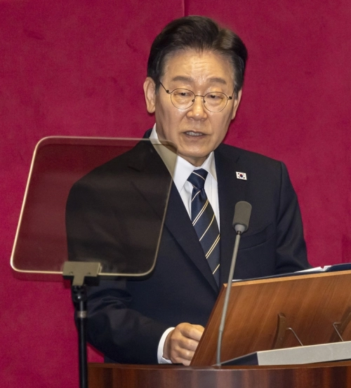 중동 전쟁 발발 한 달여 만에 편성된 26조 2,000억원 규모의 전쟁추경이 국회 심의 테이블에 올랐다. 여야는 10일까지 처리를 목표로 하고 있지만 평시 사업 증액분을 둘러싼 선거용 논란이 가시지 않고 있다. 사진은 지난 2일 국회에서 추경안 시정연설을 하는 이재명 대통령. 연합뉴스