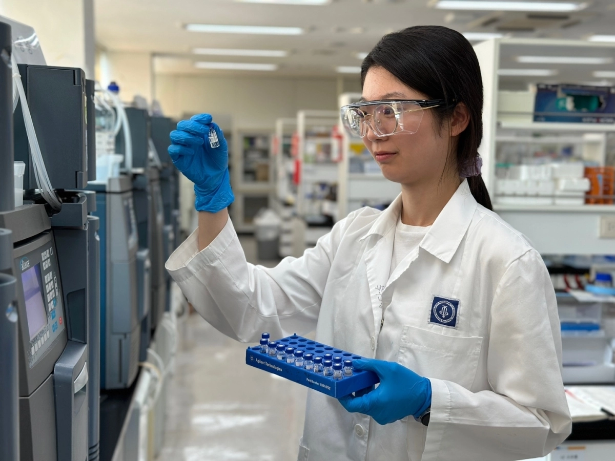 종근당 효종연구소 연구원이 의약품 분석을 진행하고 있다. 종근당은  바이오시밀러에 그치지 않고 연구개발비를 대폭 확대, 신약개발에 속도를 높이고 있다. 종근당 제공