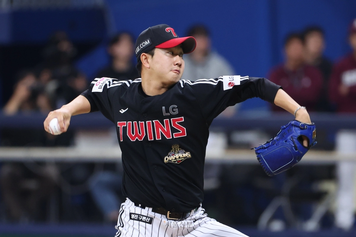 유영찬이 5일 서울 고척스카이돔에서 열린 2026 프로야구 LG 트윈스와 키움 히어로즈의 경기에서 9회말 마무리 투수로 등판해 역투하고 있다. 2026.4.5 LG 트윈스 제공