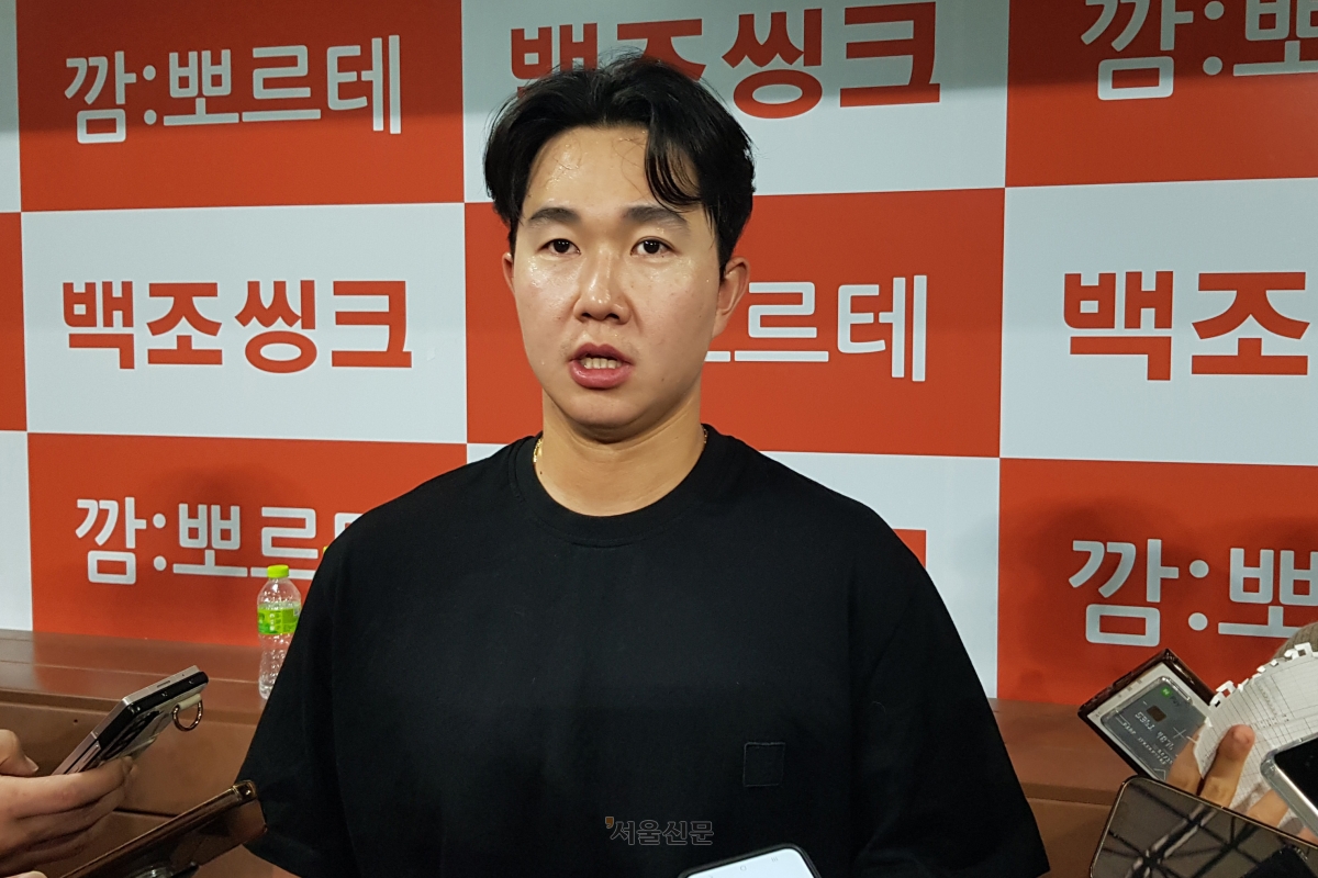 경기 후 취재진과 인터뷰하는 유영찬. 2026.4.5 류재민 기자