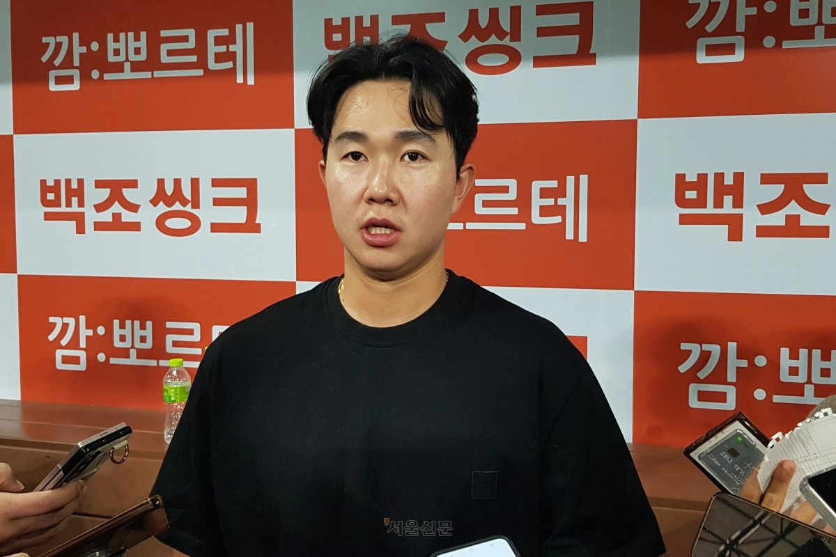 경기 후 취재진과 인터뷰하는 유영찬. 2026.4.5 류재민 기자