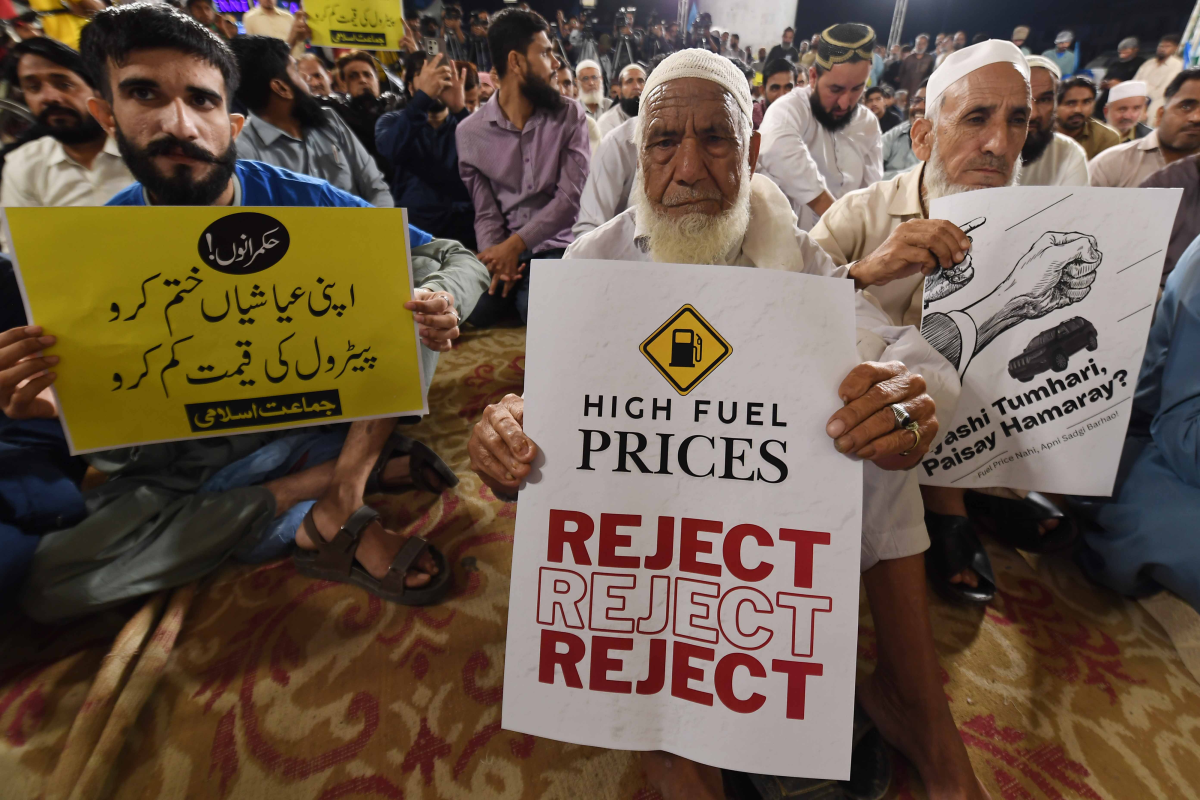 파키스탄 국민들이 지난 3일 카라치에서 유가 상승에 반대하는 시위를 벌이고 있다. 카라치 EPA 연합뉴스