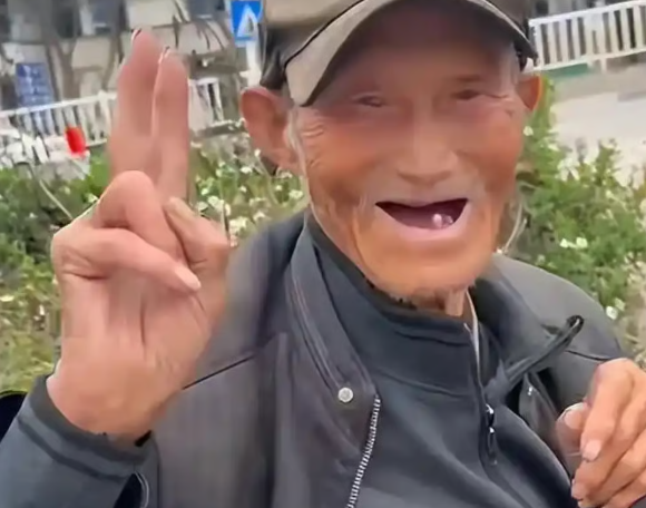 가족을 모두 잃은 아픔을 달래기 위해 30년째 세발자전거를 타고 중국 전역을 유랑 중인 90세 노인의 사연이 전해져 울림을 주고 있다. 바이두