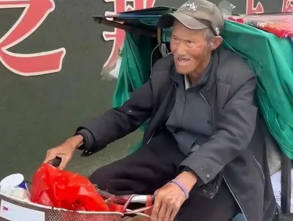 가족을 모두 잃은 아픔을 달래기 위해 30년째 세발자전거를 타고 중국 전역을 유랑 중인 90세 노인의 사연이 전해져 울림을 주고 있다. 바이두