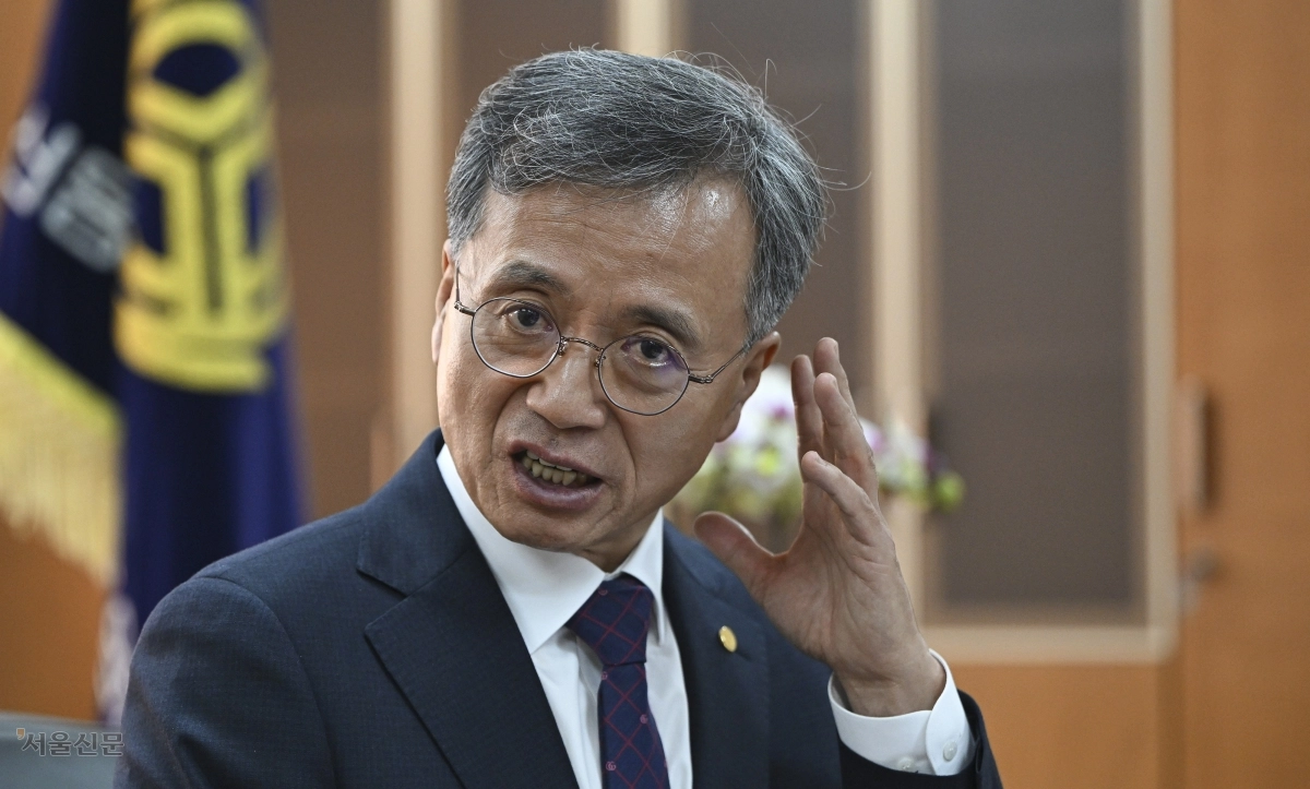 고영철 신협중앙회장은 5일 서울 소월로 신협중앙회 서울지역본부에서 서울신문과 만나 “고령화 시대에 조합원을 위해 금융과 요양, 치료를 아우르는 생활밀착형 지역 복지타운을 거점별로 조성하는 것이 최종 목표”라며 “전국 862개 개별 조합이 연대하고 중앙회가 힘을 모으면 충분히 가능하다”고 말했다. 이지훈 기자