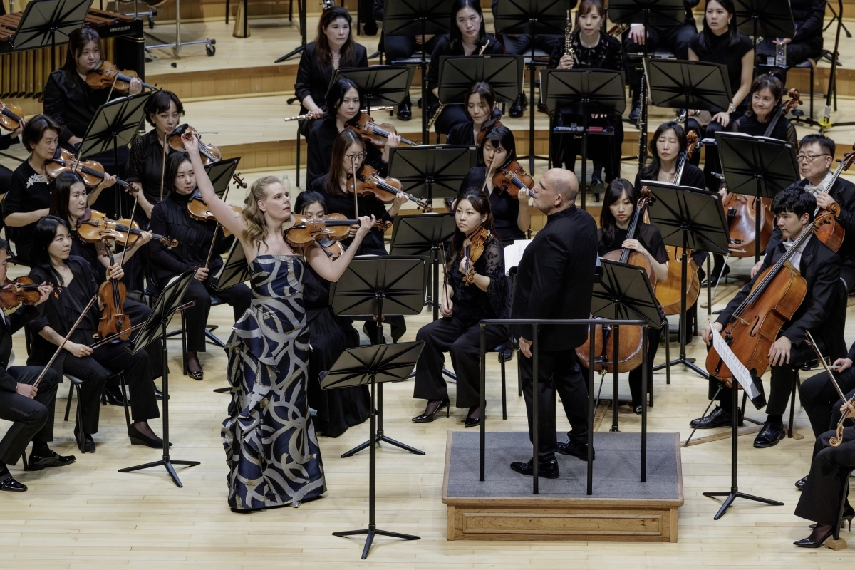 바이올리니스트 시모네 람스마(왼쪽)와 서울시립교향악단이 존 애덤스의 ‘바이올린협주곡’을 연주하고 있다. 서울시향 제공