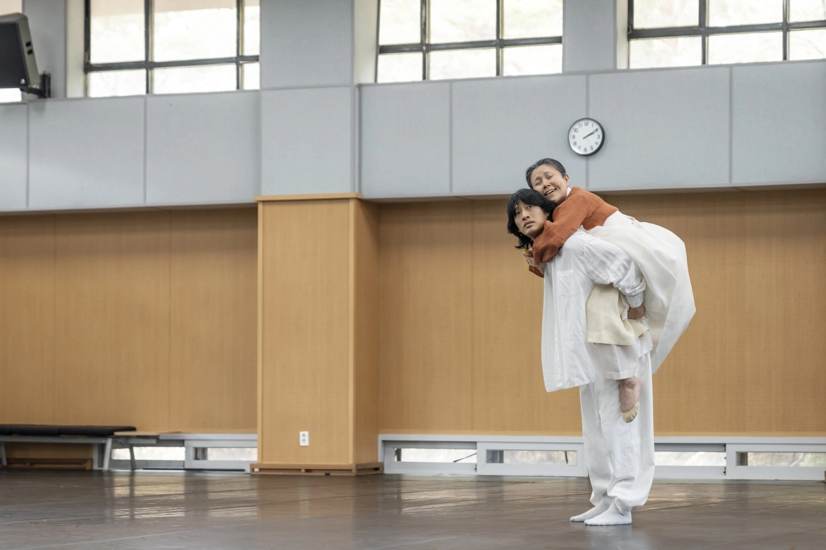 지난 3일 국립극장 연습실에서 시연한 국립무용단 ‘귀향’의 한 장면. 백발성성한 어머니(장현수)를 업은 아들(이석준)이 절제된 움직임으로 어머니와 함께 떠나는 여정을 표현한다.  국립극장 제공