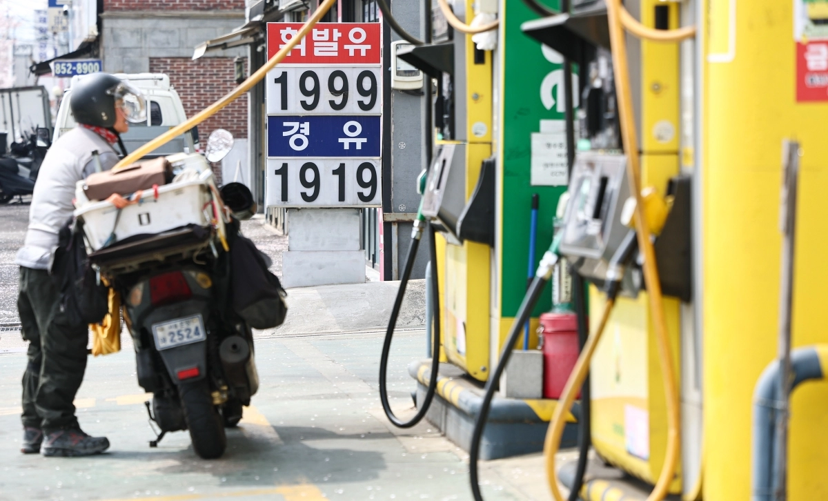 중동 사태 여파로 기름값 상승세가 이어지는 가운데 5일 전국 휘발유 평균 가격은 ℓ당 1948.40원을 기록했다. 사진은 이날 서울의 한 주유소에서 오토바이 운전자가 계기판을 확인하는 모습. 뉴스1