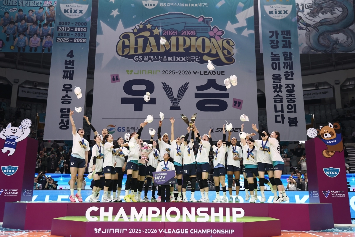 여자배구 GS칼텍스 선수들이 5일 서울 장충체육관에서 열린 2025~26 V리그 여자부 챔피언결정전 3차전에서 한국도로공사를 꺾고 5년 만에 우승 트로피를 들어올리며 기념사진을 찍고 있다. 연합뉴스