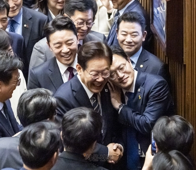 이재명 대통령이 2026년 4월 2일 서울 여의도 국회에서 열린 제433회국회(임시회) 제4차 본회의에서 중동 사태 대응을 위한 추가경정예산안에 대한 시정연설을 마치고 퇴장하며 더불어민주당 의원들과 인사를 하고 있다. 2026.4.2 안주영 전문기자