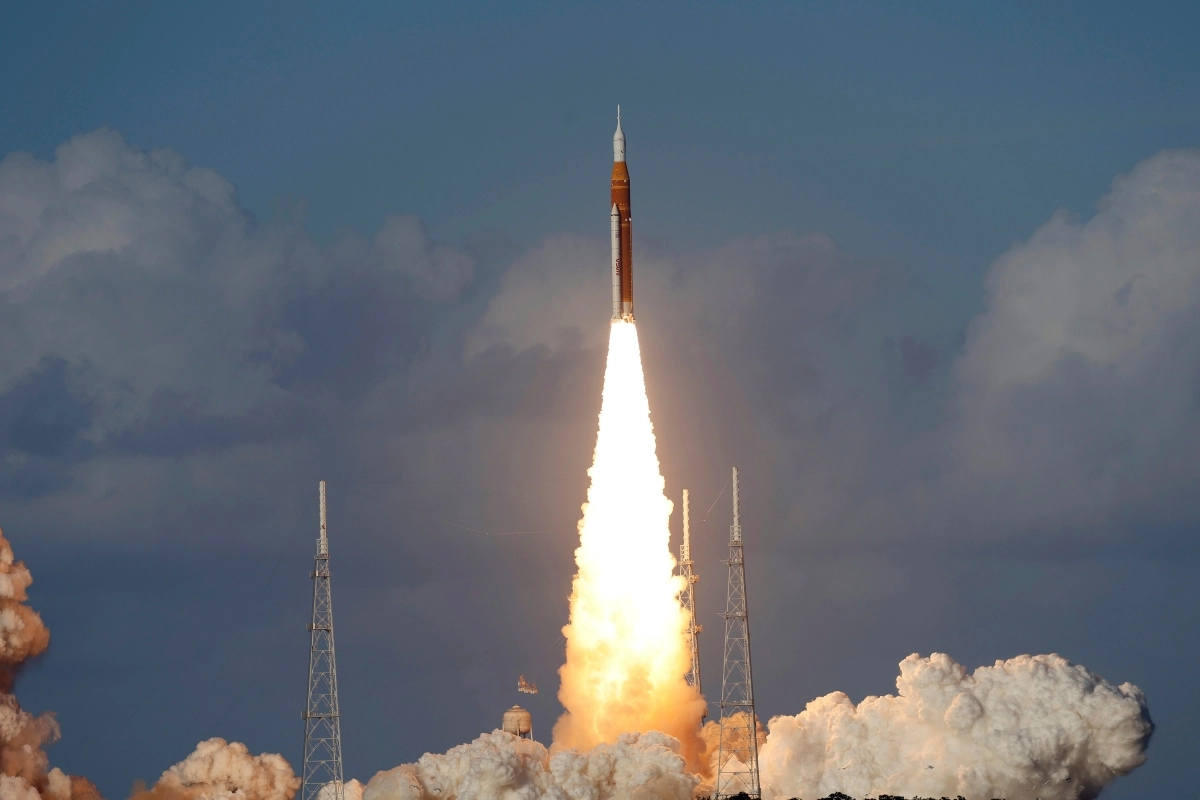 1일(현지 시간) 미 플로리다주 케이프커내버럴 케네디우주센터 39B 발사대에서 미항공우주국(NASA)의 아르테미스 2호 달 탐사 로켓이 발사되고 있다. NASA는 아르테미스 2호가 우주비행사 4명이 탑승한 우주선 ‘오리온’을 탑재하고 성공적으로 발사됐다고 밝혔다. 2026.04.02. AP/뉴시스