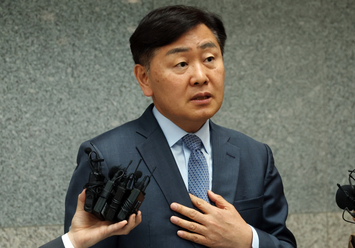 ‘돈 봉투 살포 의혹’에 휩싸인 김관영 전북도지사가 1일 전북도청에서 취재진에게 “청년들에게 대리비를 줬다가 회수했다”며 “당 윤리감찰단에 있는 그대로 소명하겠다”고 밝히고 있다. 2026.4.1 연합뉴스