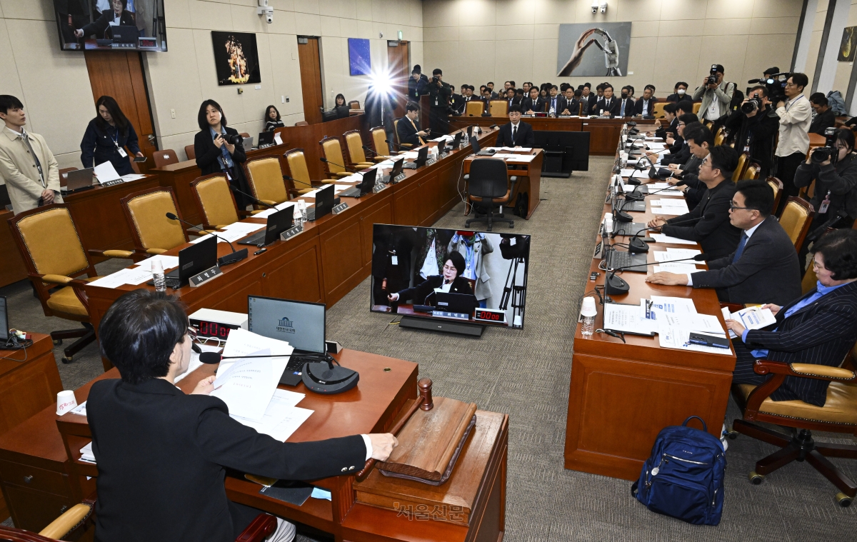 6일 국회에서 제434회 국회(임시회) 과학기술정보방송통신위원회 제1차 전체회의가 야당 의원들이 불참한 가운데 열렸다. 최민희 국회 과방위원장이 의사봉을 두드리고 있다. 2026.4.6 이지훈 기자