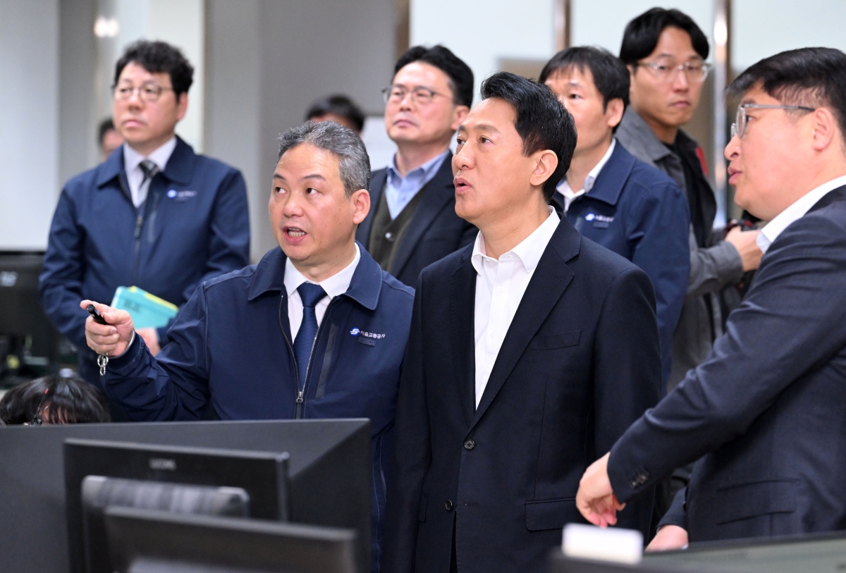 오세훈 서울시장이 6일 서울 성동구 서울교통공사 제2관제센터를 찾아 ‘무선통신 기반 열차제어시스템(CBTC)’ 도입 준비 상황을 점검하고 있다. 2026.4.6 도준석 전문기자