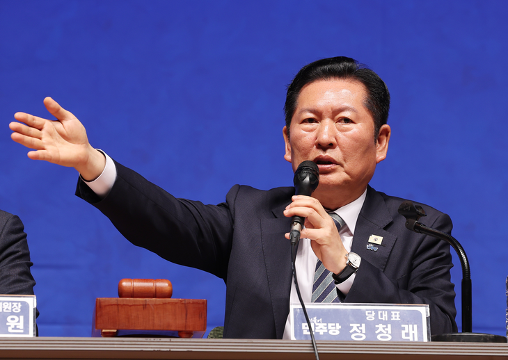 6일 경기도 수원시 경기아트센터에서 열린 더불어민주당 현장최고위원회의에서 정청래 대표가 발언하고 있다. 수원 연합뉴스