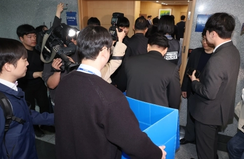 전북도청 압수수색하는 경찰. 연합뉴스