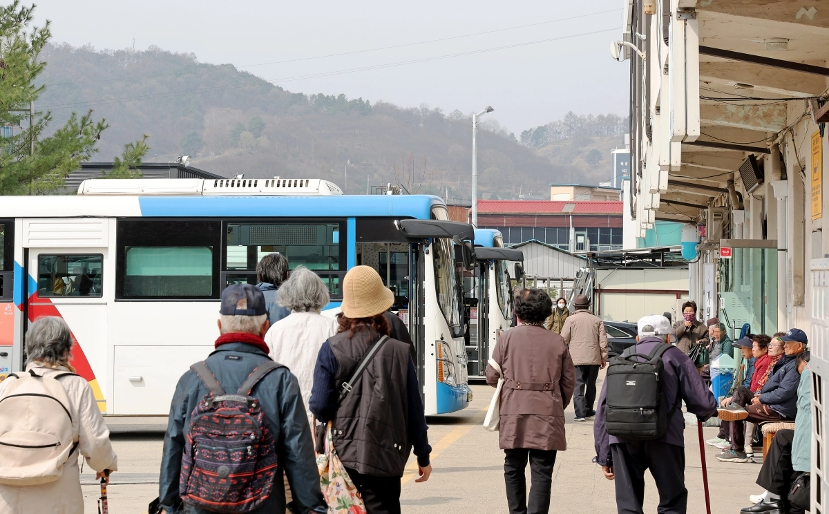 무료 버스 사업 시행 이후 이용객이 늘어난 괴산 시내버스 터미널 모습. 괴산군 제공.