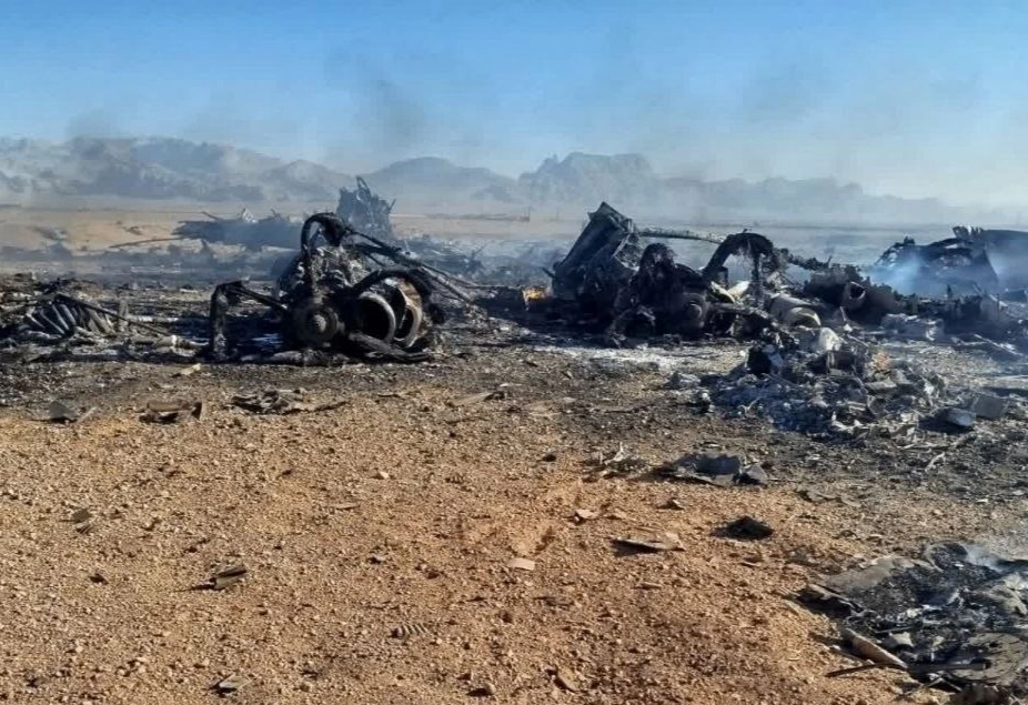 이란 이슬람혁명수비대(IRGC)는 이스파한 남부에서 실종 미군을 수색하던 미국 측 항공기를 격파했다고 5일(현지시간) 밝혔다. IRGC는 이날 긴급 성명에서 “혁명수비대가 격추한 전투기의 조종사를 수색하던 미국의 항공기를 격파했다”고 주장했다. 같은날 이란 중앙사령부는 “이슬람혁명수비대와 이란 육군 전사들의 합동 작전으로, 미국의 조종사 구출 시도는 실패로 돌아갔다”라고 주장했다. 또한 실종자 수색 및 구출 작전을 위해 이스파한 남부 상공을 비행하던 미군 항공기와 블랙호크 헬기 2대, C130 수송기 1대가 자국군에게 피격됐다고 했다. 반면 미국은 구출작전에 동원됐다가 잔류한 수송기 2대와 헬기 4대를 이란에 남기지 않기 위해 미 전투기의 폭격으로 자폭 처리됐다고 밝혔다. 사진은 이란 측이 주장하는 미군 헬기 격추 현장. 2026.4.5 이슬람혁명수비대 자료