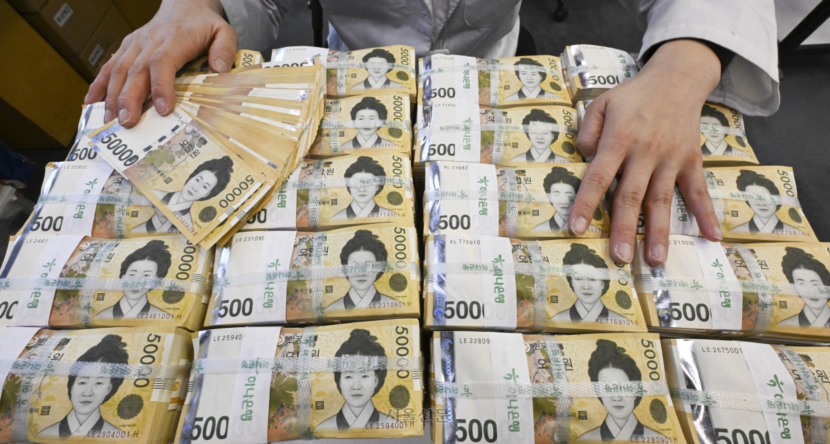 서울 중구 하나은행 위변조대응센터에서 직원이 5만원권 지폐를 정리하는 모습. 이지훈 기자