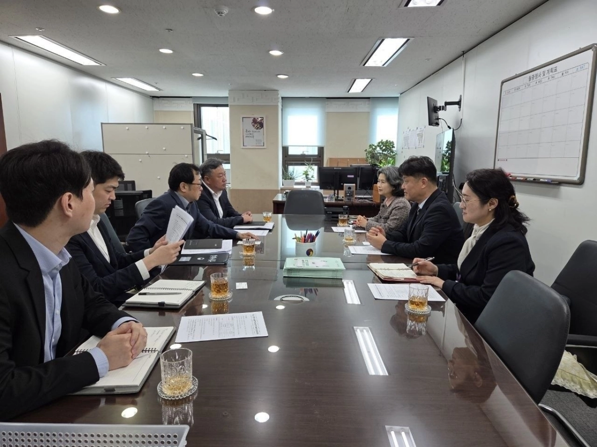 경기도교육청과 법무부 관계자들이 다문화학생의 한국어 학습과 한국 사회적응을 지원하는 ‘사회통합 프로그램’ 시범 운영을 앞두고 회의를 갖고 있다. (경기도교육청 제공)