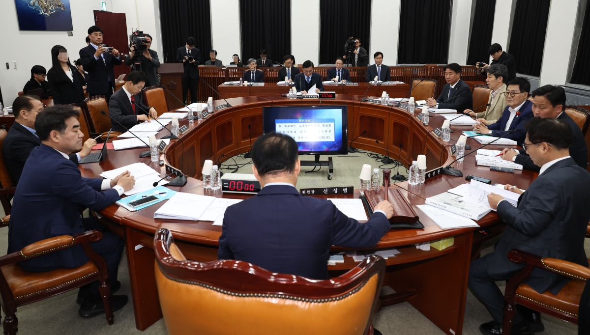 신성범 국회 정보위원회 위원장이 6일 서울 여의도 국회에서 열린 정보위원회 전체회의에서 개회를 알리고 있다. 국회사진기자단