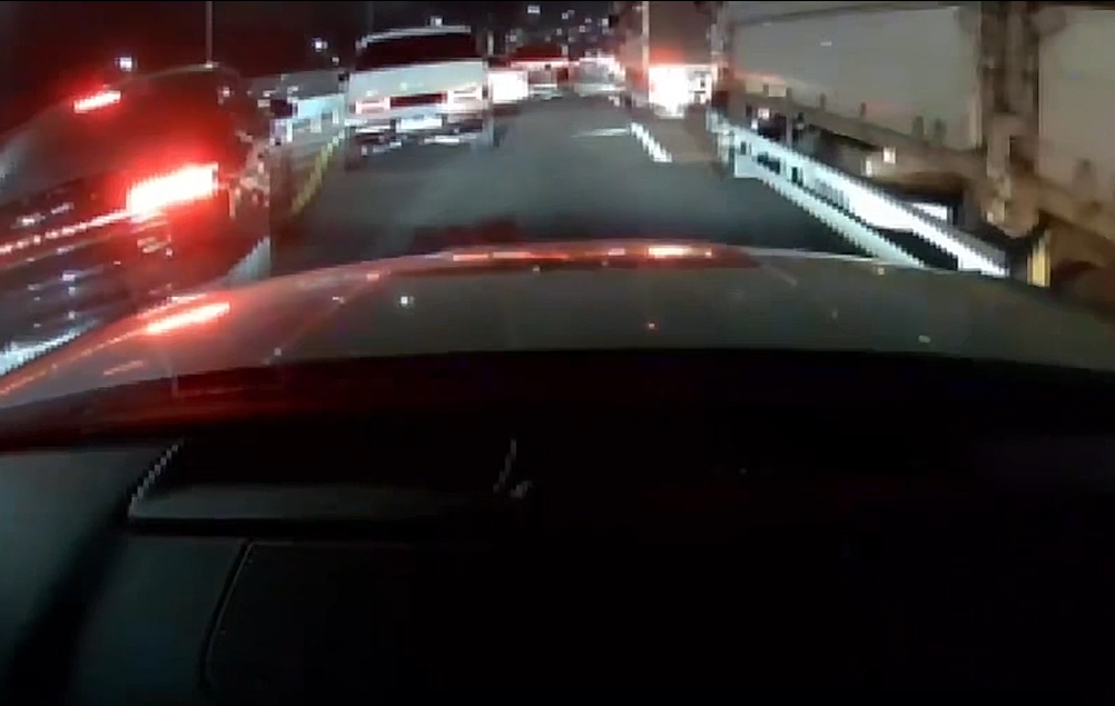 순찰차가 지나갈 수 있도록 길을 터주는 운전자들. 경북 경주경찰서 제공