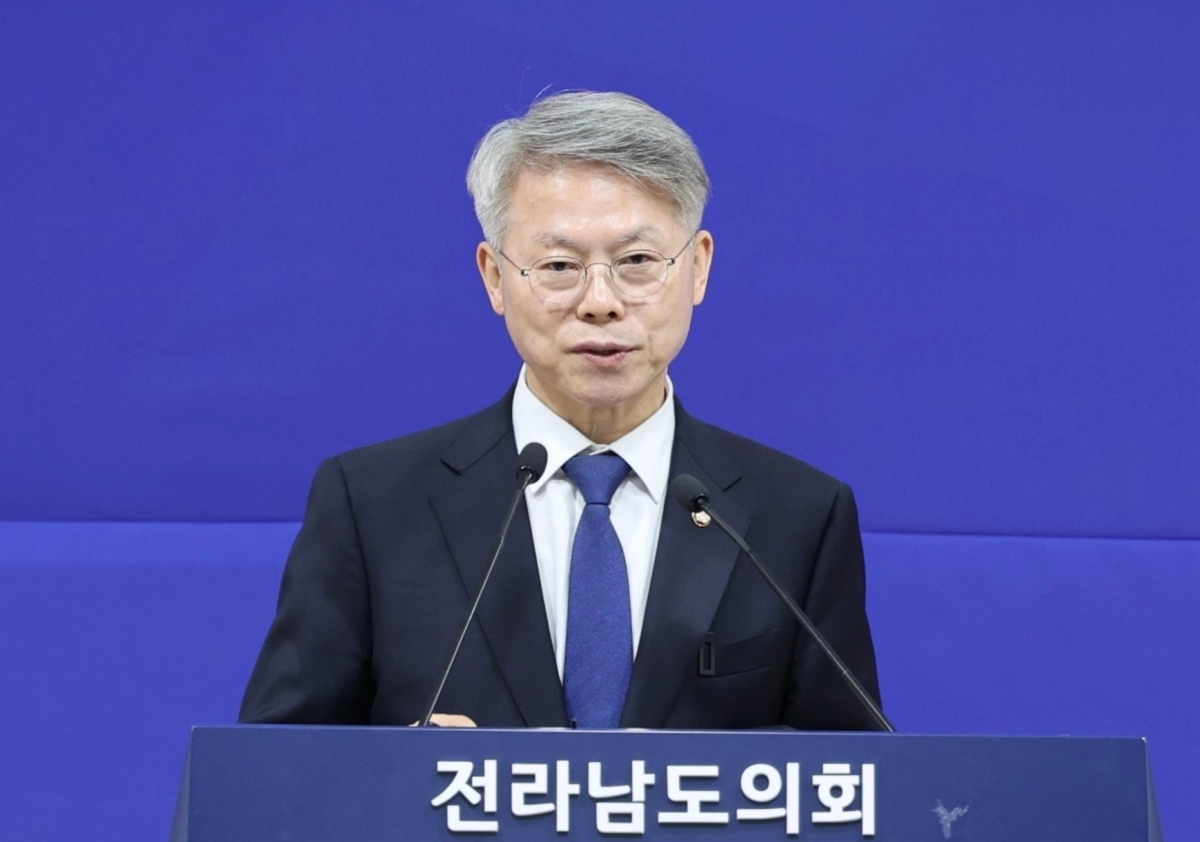 민형배 민주당 전남광주특별시장 경선 후보가 6일 전남도의회 브리핑룸에서 기자회견을 하고 있다. 민형배 경선사무소 제공