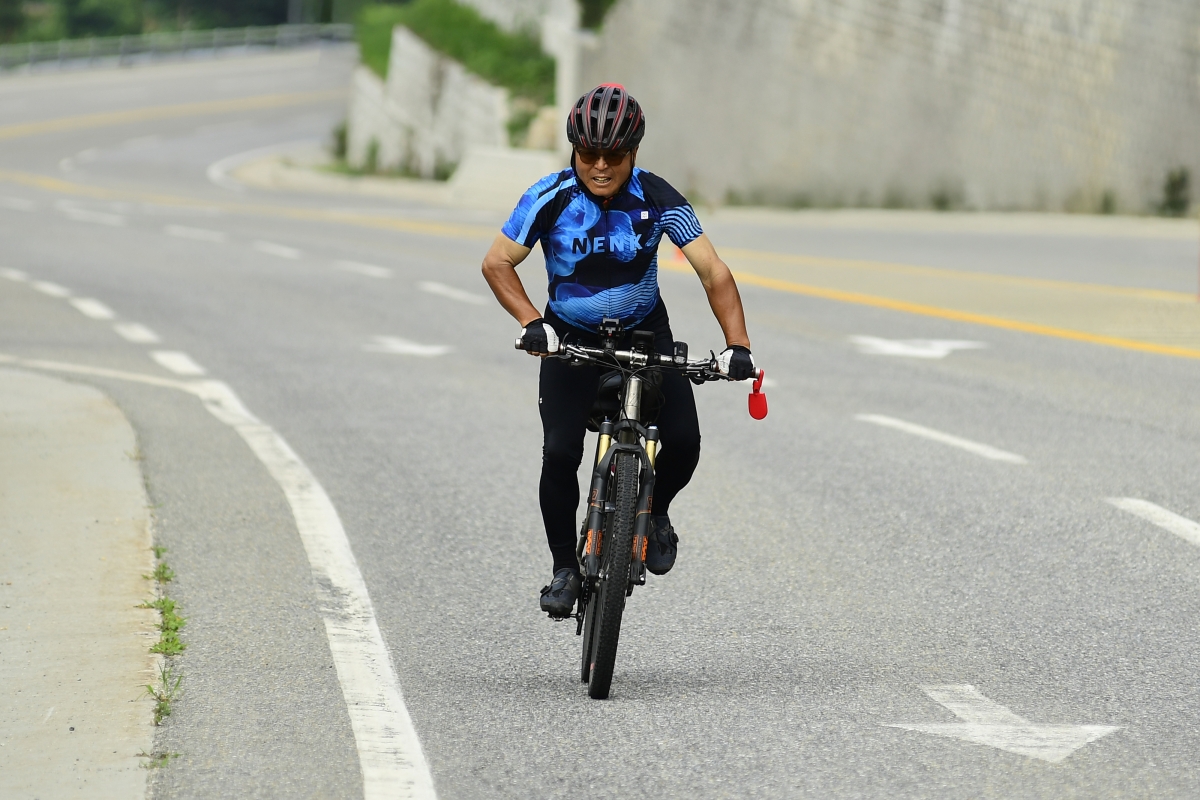 강원 평창의 김영교씨가 다음 달부터 내년 7월까지 자전거 세계 일주에 나선다. 사진은 김씨가 지난해 여름 자전거로 전국일주를 하는 모습. 김영교씨 제공
