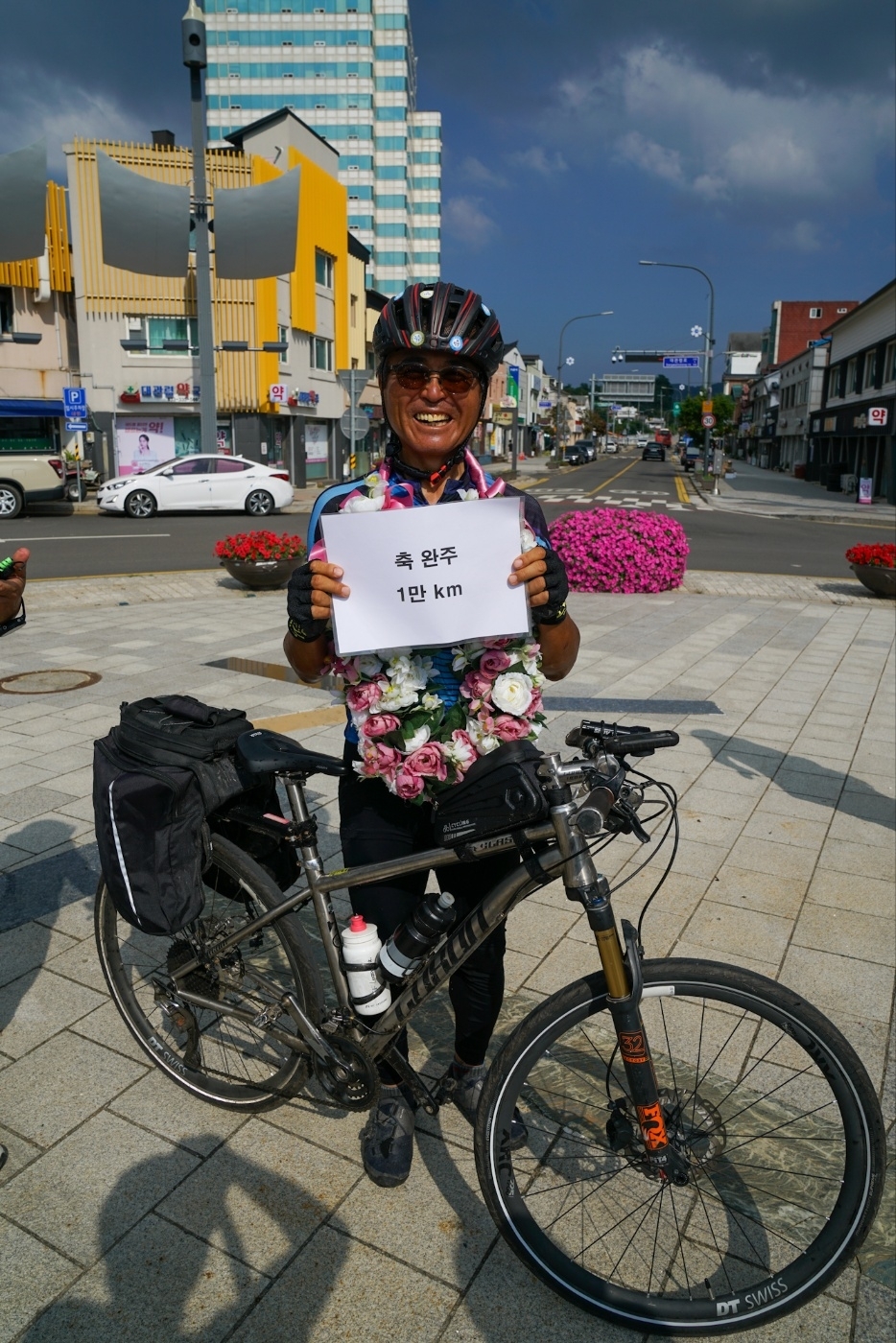 강원 평창의 김영교씨가 다음 달부터 내년 7월까지 자전거 세계 일주에 나선다. 사진은 김씨가 지난해 8월 25일 대관령면 로터리에서 75일간의 자전거 전국일주를 마친 뒤 기념 촬영을 하는 모습. 김영교씨 제공
