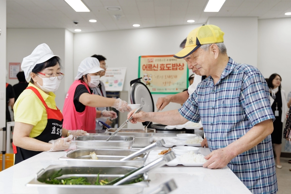 지난해 6월 서울 마포구에서 한 어르신이 효도밥상 식당에서 급식을 받고 있다. 마포구 제공