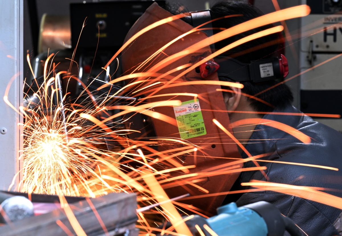 지방기능경기대회 용접 직종 참가자가 6일 오후 서울 동작구 서울공고에서 열린 대회에서 경기를 치르고 있다. 2026.4.6 도준석 전문기자