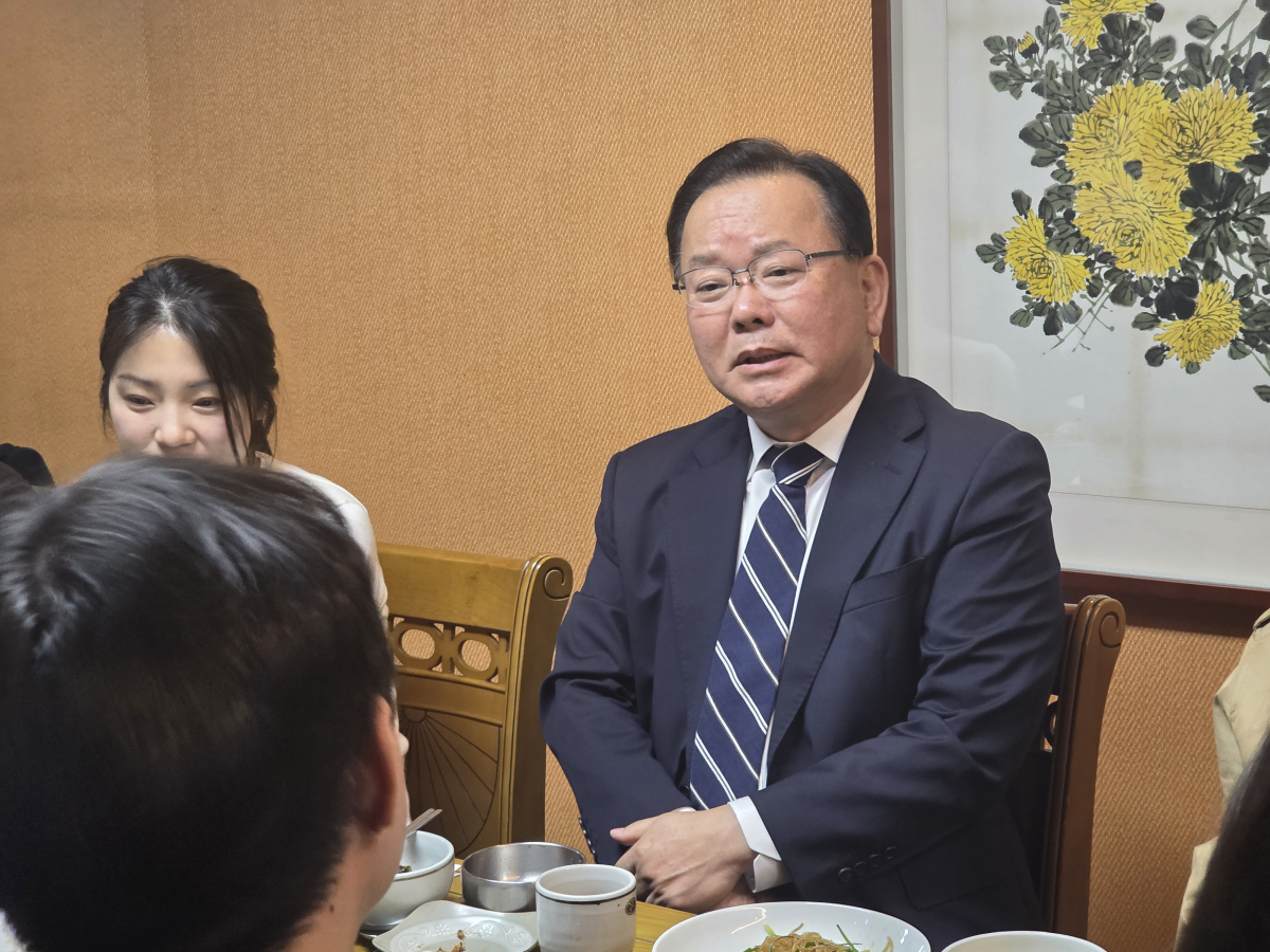 김부겸 더불어민주당 대구시장 후보가 6일 낮 대구 중구의 한 식당에서 기자간담회를 갖고 질문에 답하고 있다. 2026. 4. 6. 대구 민경석 기자