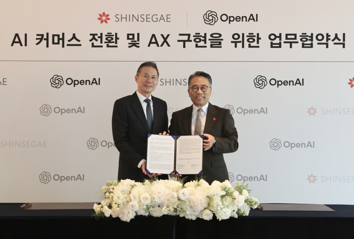 임영록(오른쪽) 신세계그룹 경영전략실장(사장), 김경훈 오픈AI 코리아 총괄대표가 6일 서울 중구  웨스틴 조선 서울에서 진행된 신세계그룹과 오픈AI의 ‘AI 커머스 사업협력’ 업무협약식에서 기념 사진을 촬영하고 있다. 신세계그룹 제공