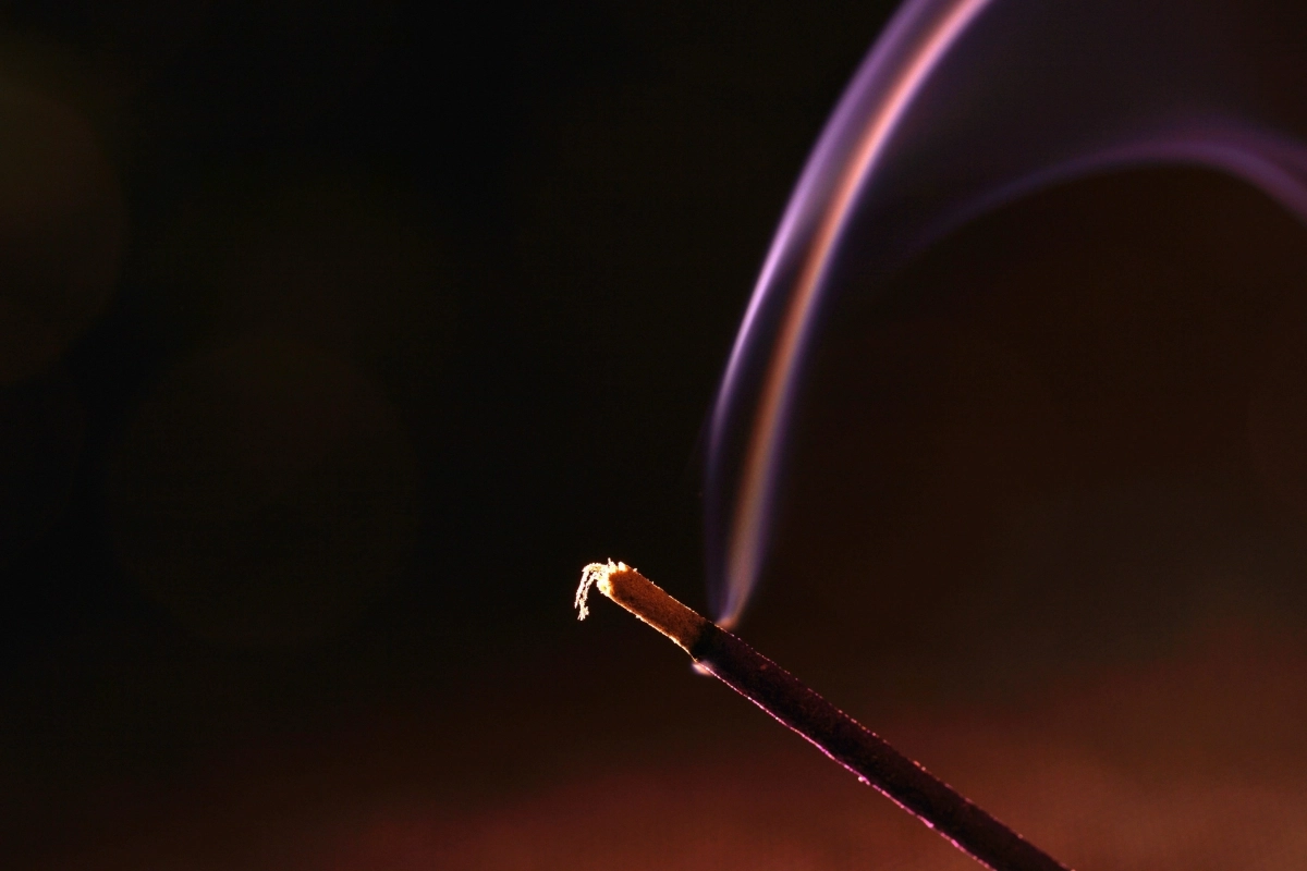 집 안에서 피우는 향 스틱(인센스) 연기 속 살리실산염이 어린아이의 뇌에 서서히 쌓여 발작은 물론 다발성 장기 부전까지 유발할 수 있다는 사실이 의료 보고서로 확인됐다. 위 사진은 기사 본문과 직접적인 관련 없음. 123rf