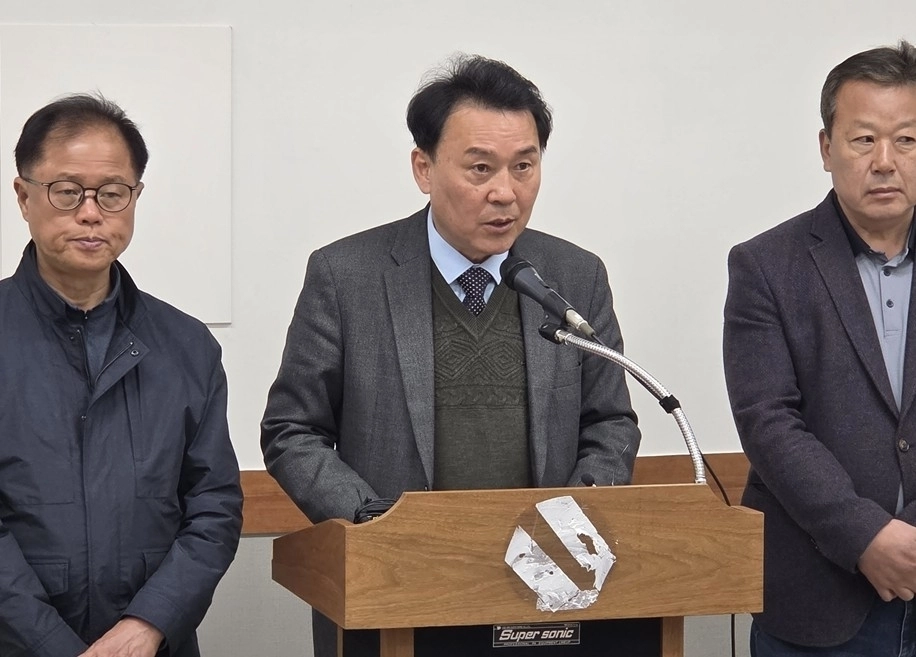 김성택(가운데) 청주시의원이 더불어민주당의 당원명부 유출 의혹 기자회견을 하고 있다. 연합뉴스.