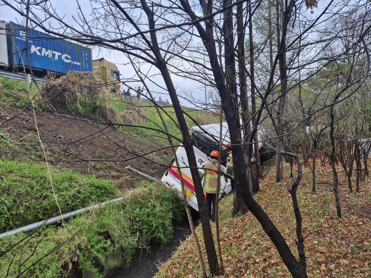 대구 북구 팔달동 경부고속도로 금호분기점 인근에서 부산 방향으로 달리던 시외버스가 오후 4시 10분쯤  약 6m 높이의 비탈 아래로 추락해 승객 8명이 다쳤다. 대구소방안전본부 제공