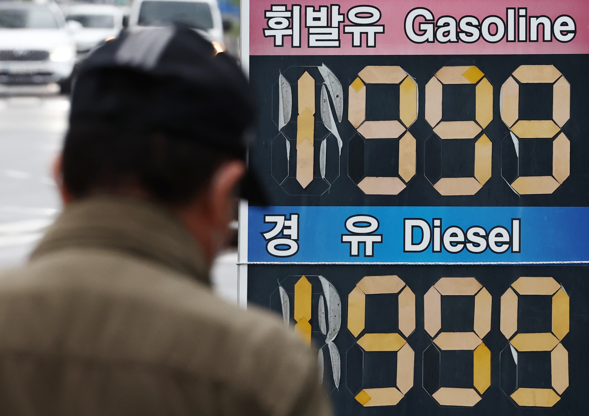 중동 사태 영향으로 국내 기름값 오름세가 계속되면서 당정이 ‘주유소 사후정산제’를 폐지하기로 한 6일 서울 시내 주유소에서 시민들이 차량에 기름을 넣고 있다. 사단법인 에너지안보환경협회는 이날 긴급진단 보고서를 내고 “호르무즈해협 봉쇄가 일상화될 수 있는 새로운 에너지 질서 속에서 국가 생존 전략은 ‘에너지 자강’”이라고 강조했다. 뉴스1