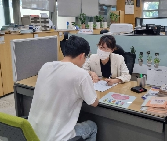 한 청년이 서울 관악구 1인가구 전월세 안심계약 도움 서비스를 통해 상담받고 있다. 관악구 제공