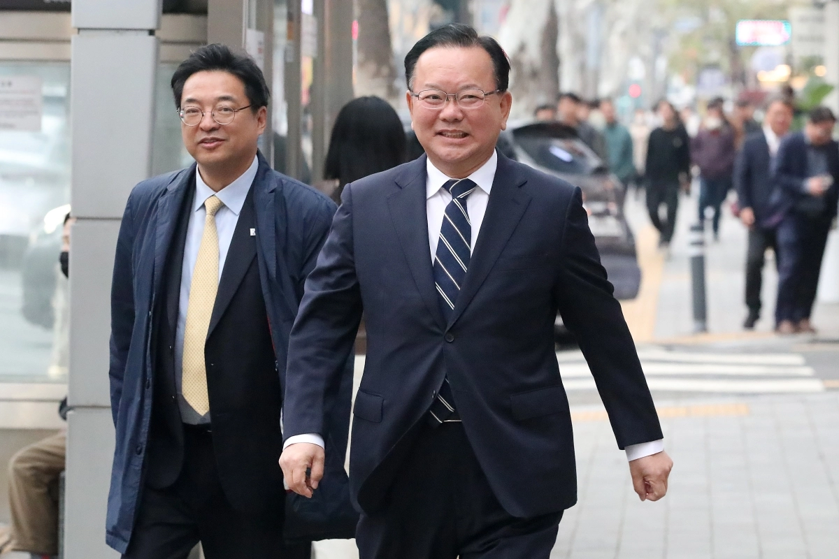 6·3 지방선거 더불어민주당 대구시장 후보로 단수 공천된 김부겸 전 국무총리가 6일 대구 중구에서 열린 기자간담회 장소로 이동하고 있다. 김 전 총리 왼쪽은 허소 민주당 대구시당위원장. 대구 뉴스1