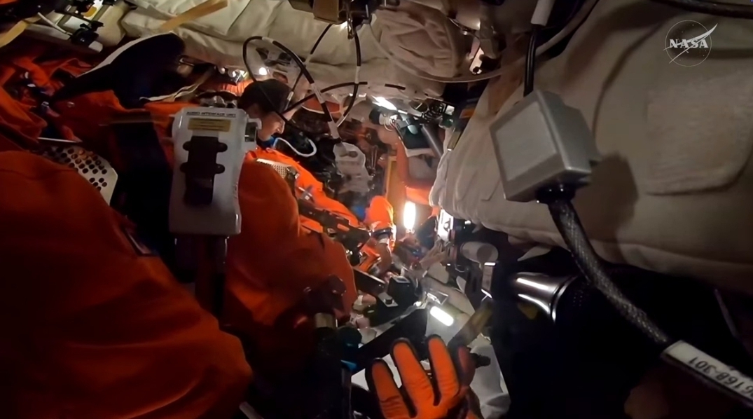 눈에 잘 띄는 주황색 우주복