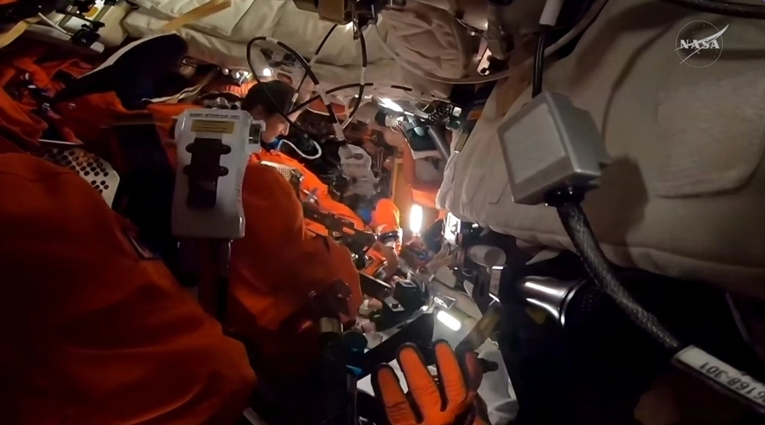 눈에 잘 띄는 주황색 우주복